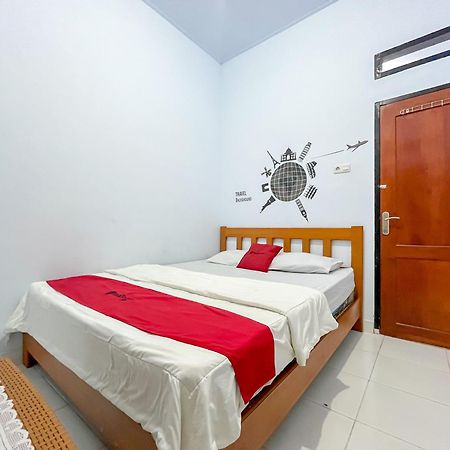 Reddoorz Syariah At Home Ampana Guest House Ampana Kota Exterior photo