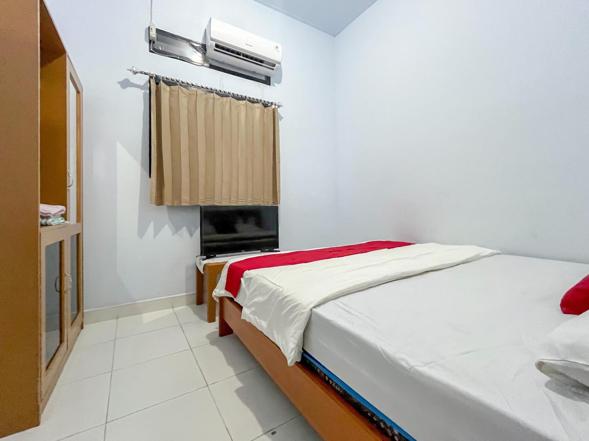 Reddoorz Syariah At Home Ampana Guest House Ampana Kota Exterior photo