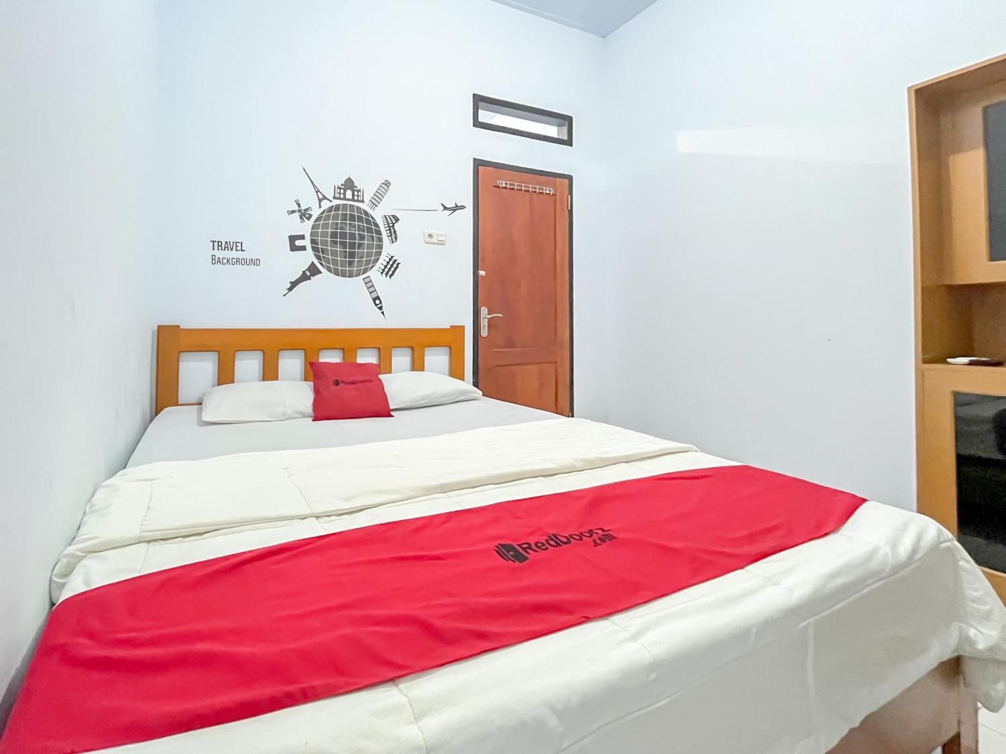 Reddoorz Syariah At Home Ampana Guest House Ampana Kota Exterior photo
