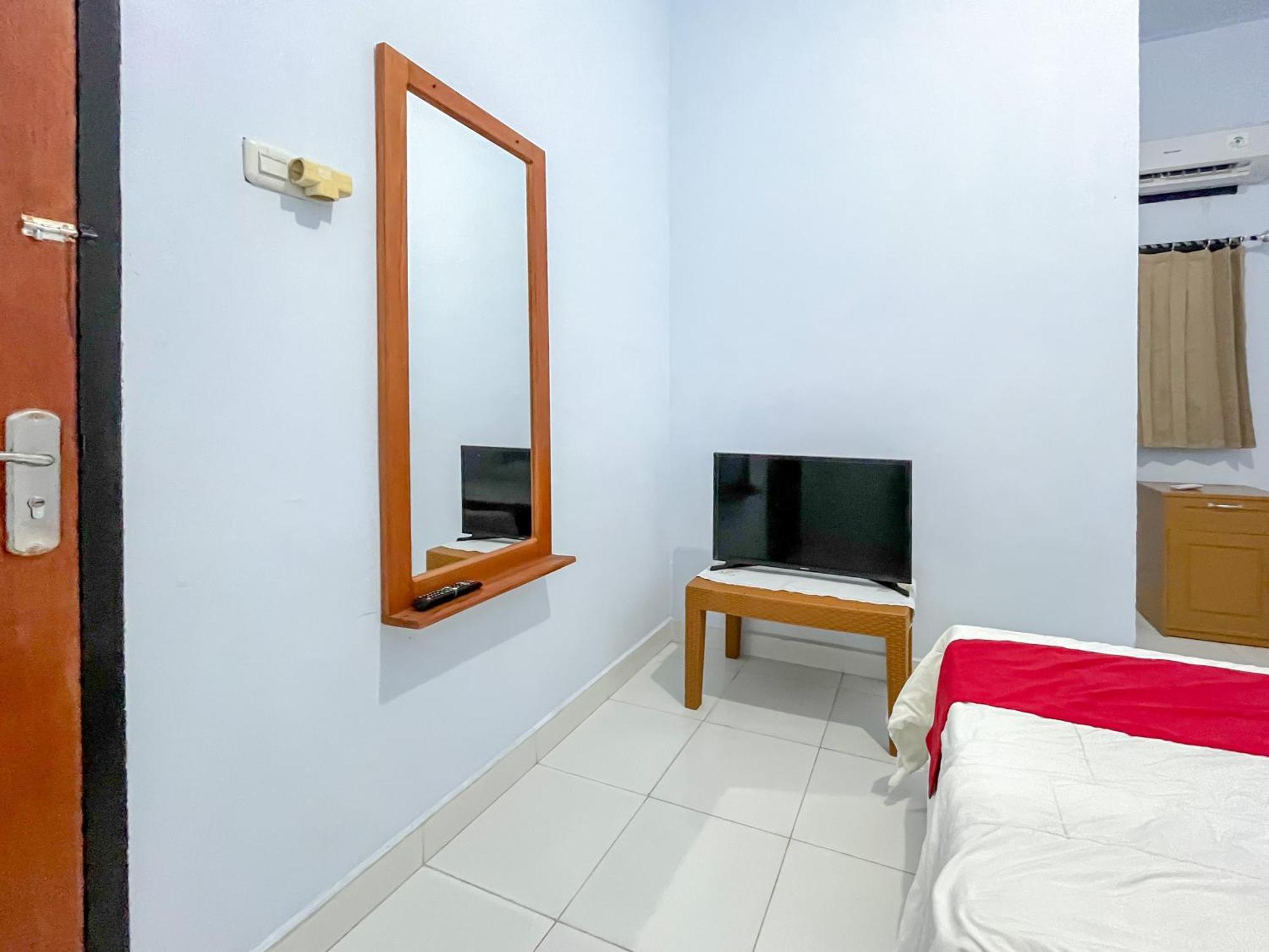 Reddoorz Syariah At Home Ampana Guest House Ampana Kota Exterior photo