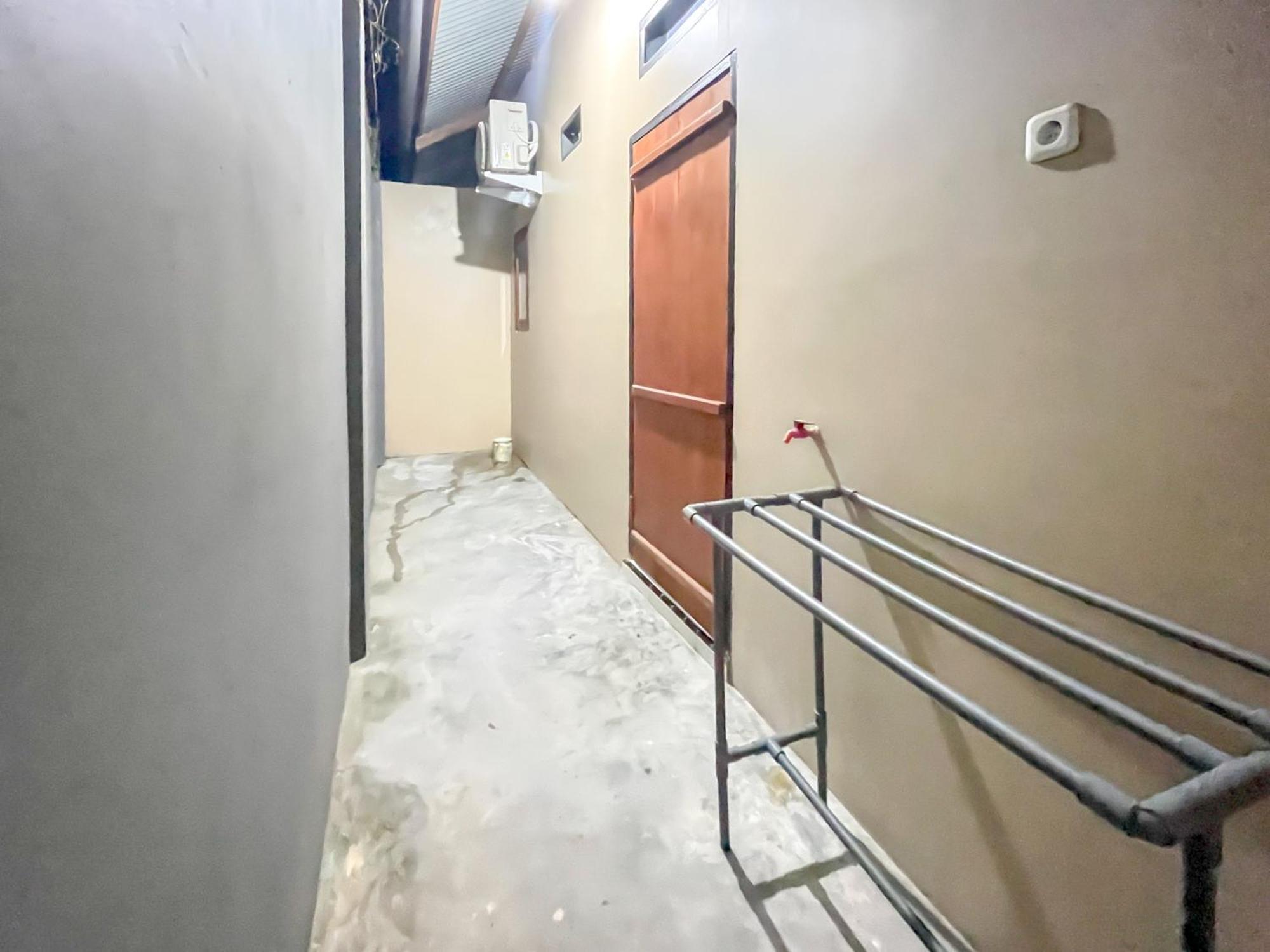Reddoorz Syariah At Home Ampana Guest House Ampana Kota Exterior photo