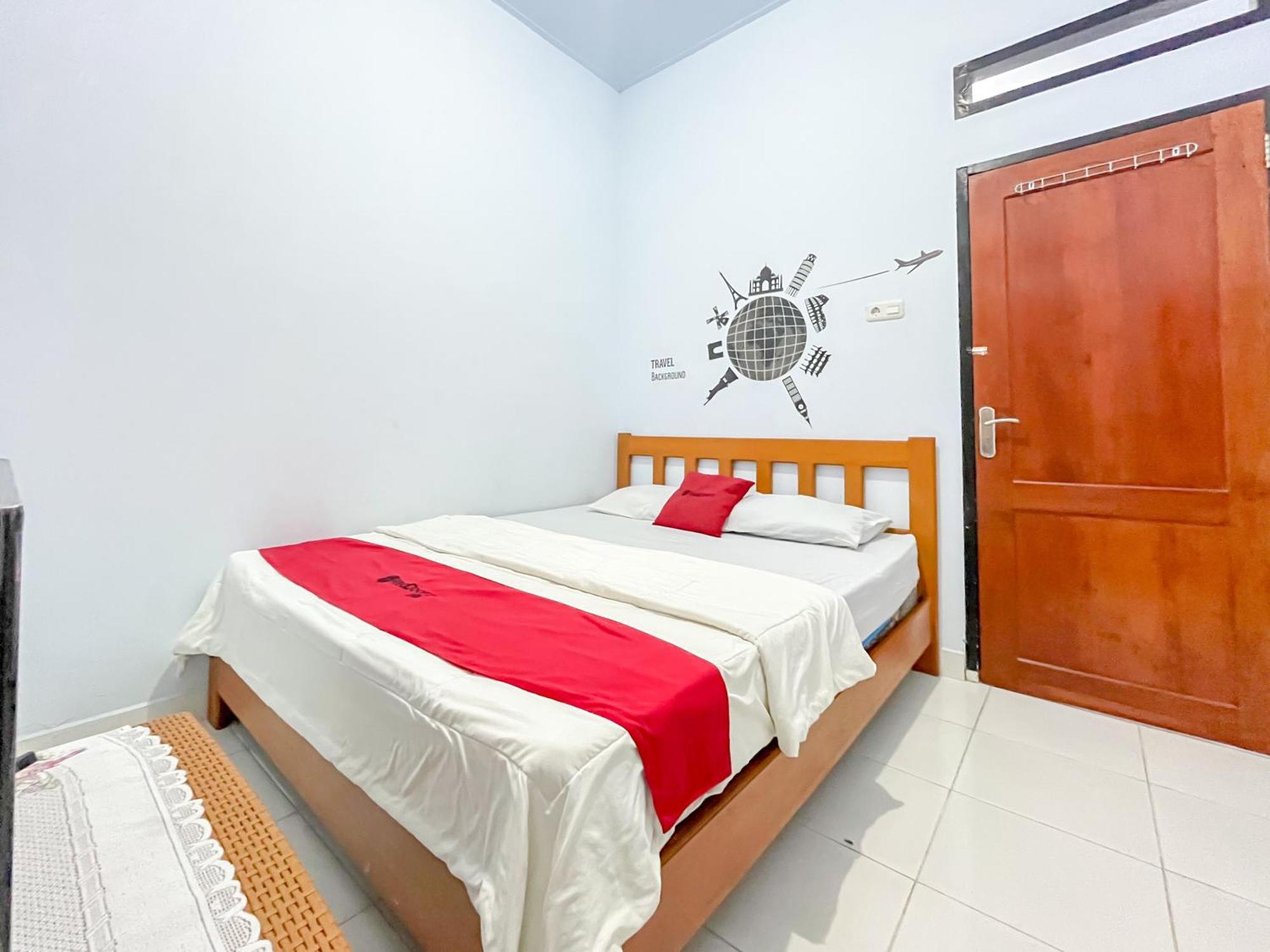 Reddoorz Syariah At Home Ampana Guest House Ampana Kota Exterior photo