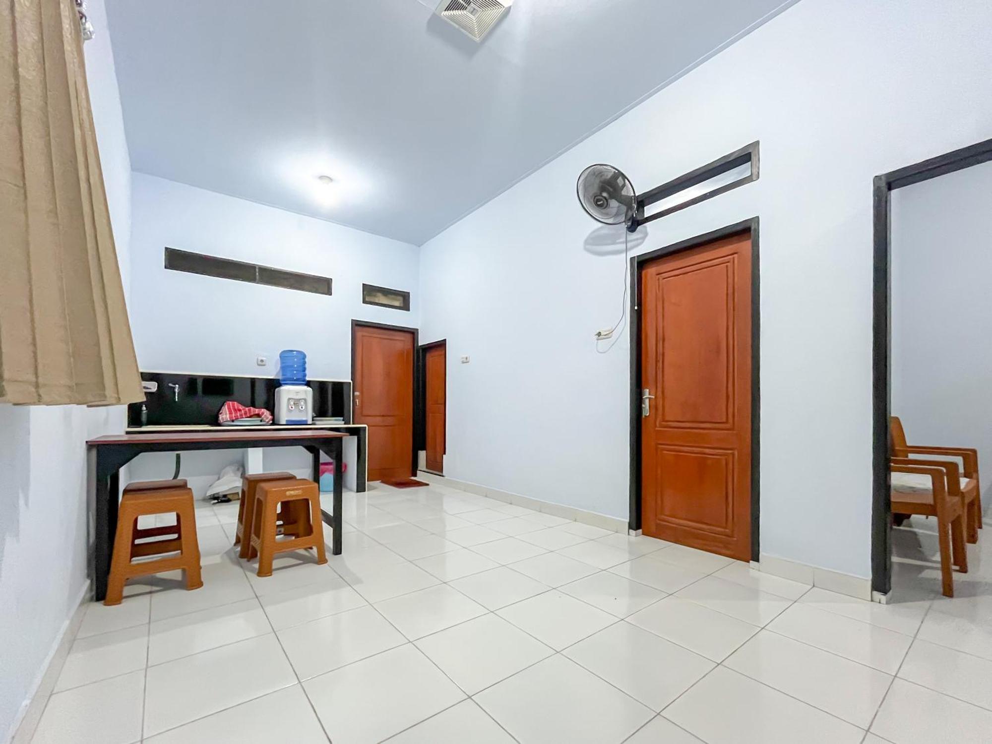 Reddoorz Syariah At Home Ampana Guest House Ampana Kota Exterior photo
