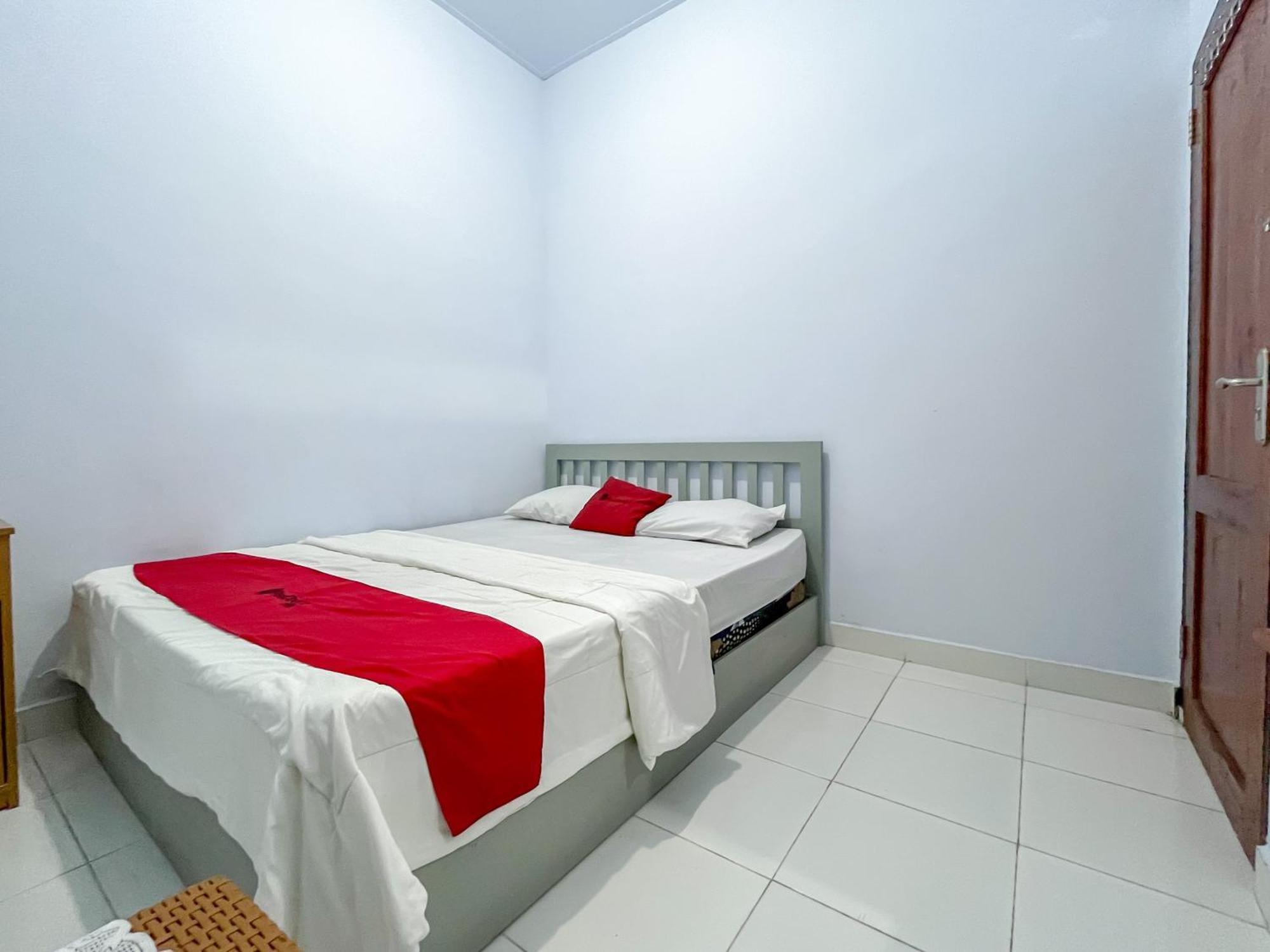 Reddoorz Syariah At Home Ampana Guest House Ampana Kota Exterior photo