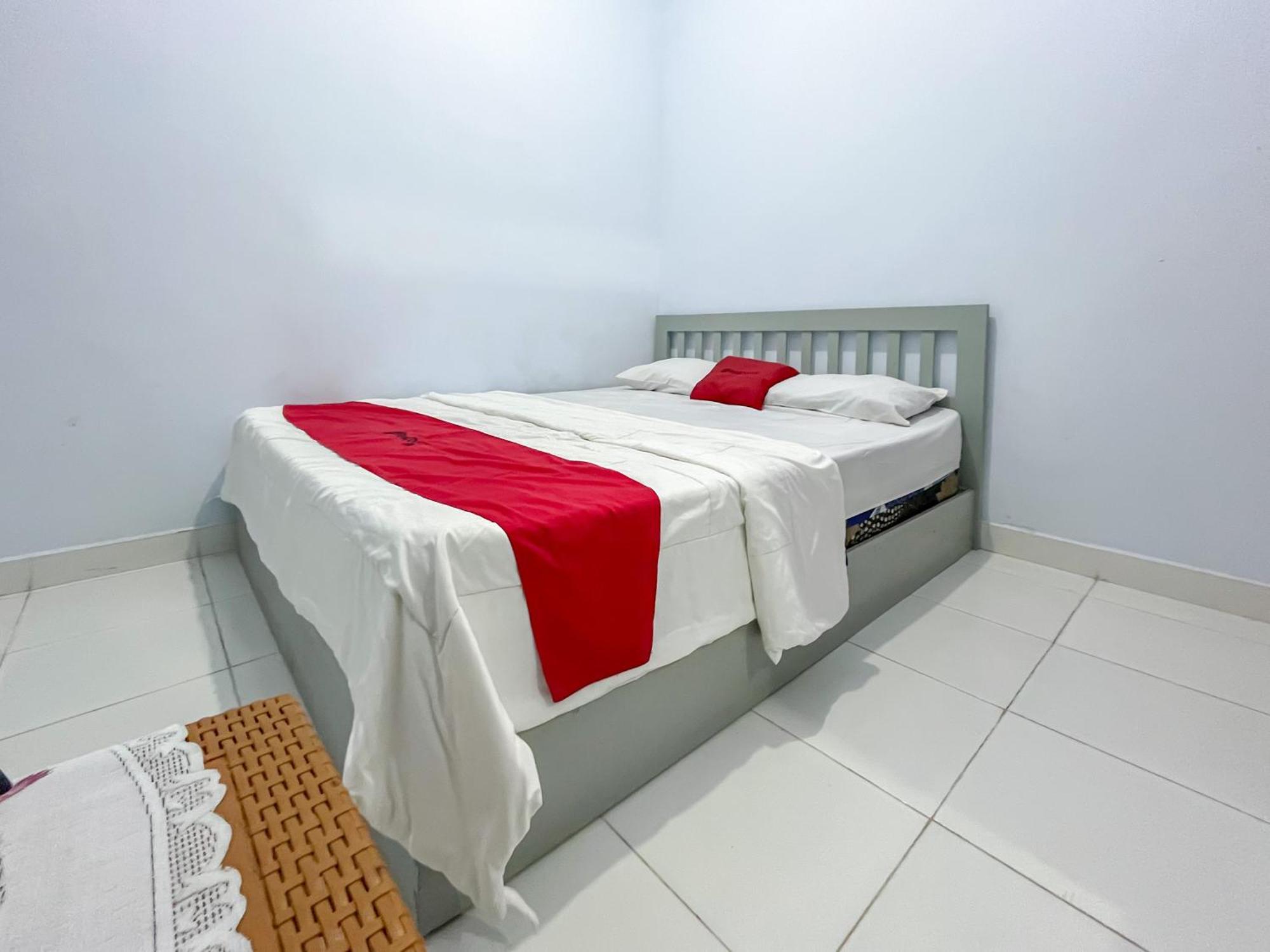 Reddoorz Syariah At Home Ampana Guest House Ampana Kota Exterior photo