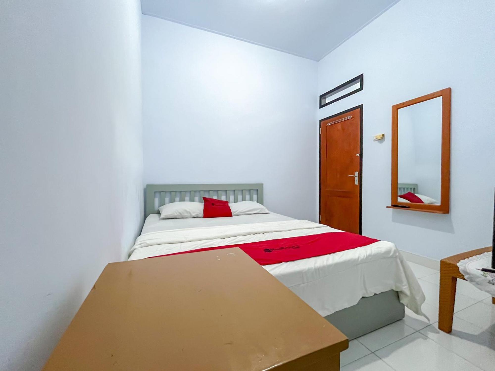 Reddoorz Syariah At Home Ampana Guest House Ampana Kota Exterior photo
