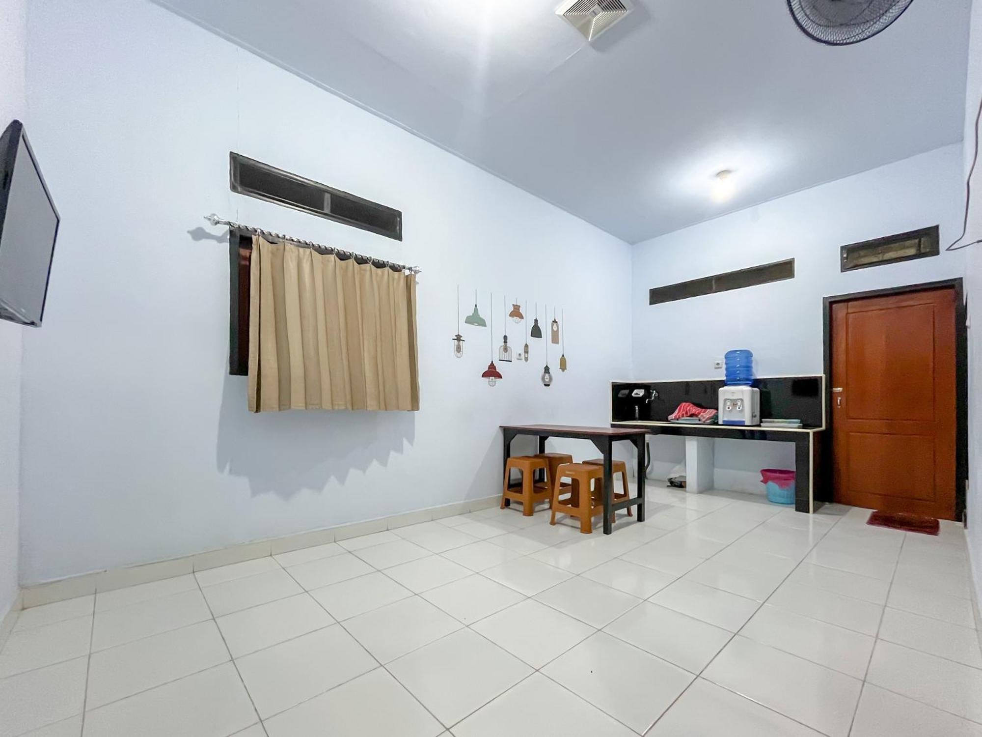 Reddoorz Syariah At Home Ampana Guest House Ampana Kota Exterior photo