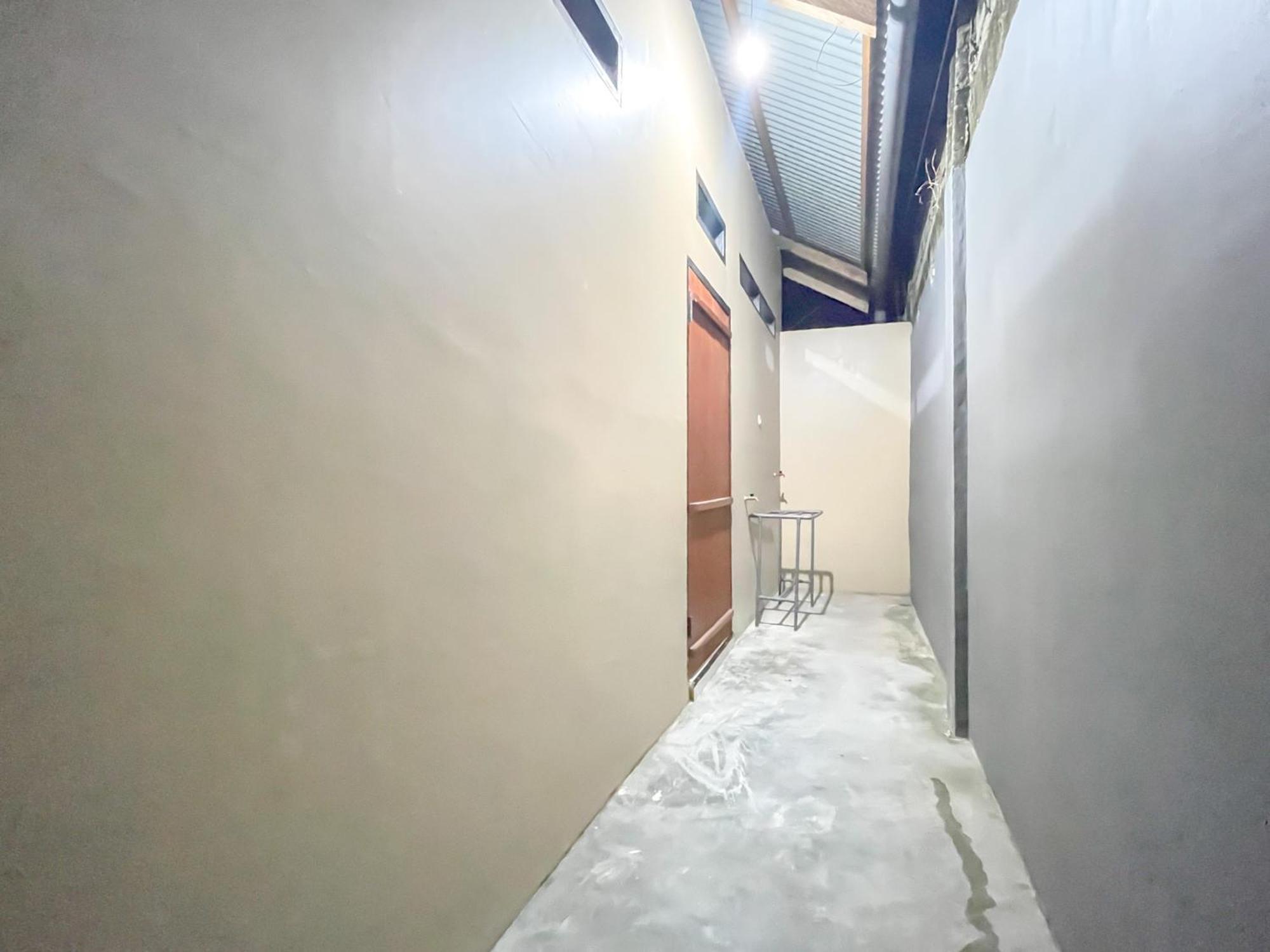 Reddoorz Syariah At Home Ampana Guest House Ampana Kota Exterior photo