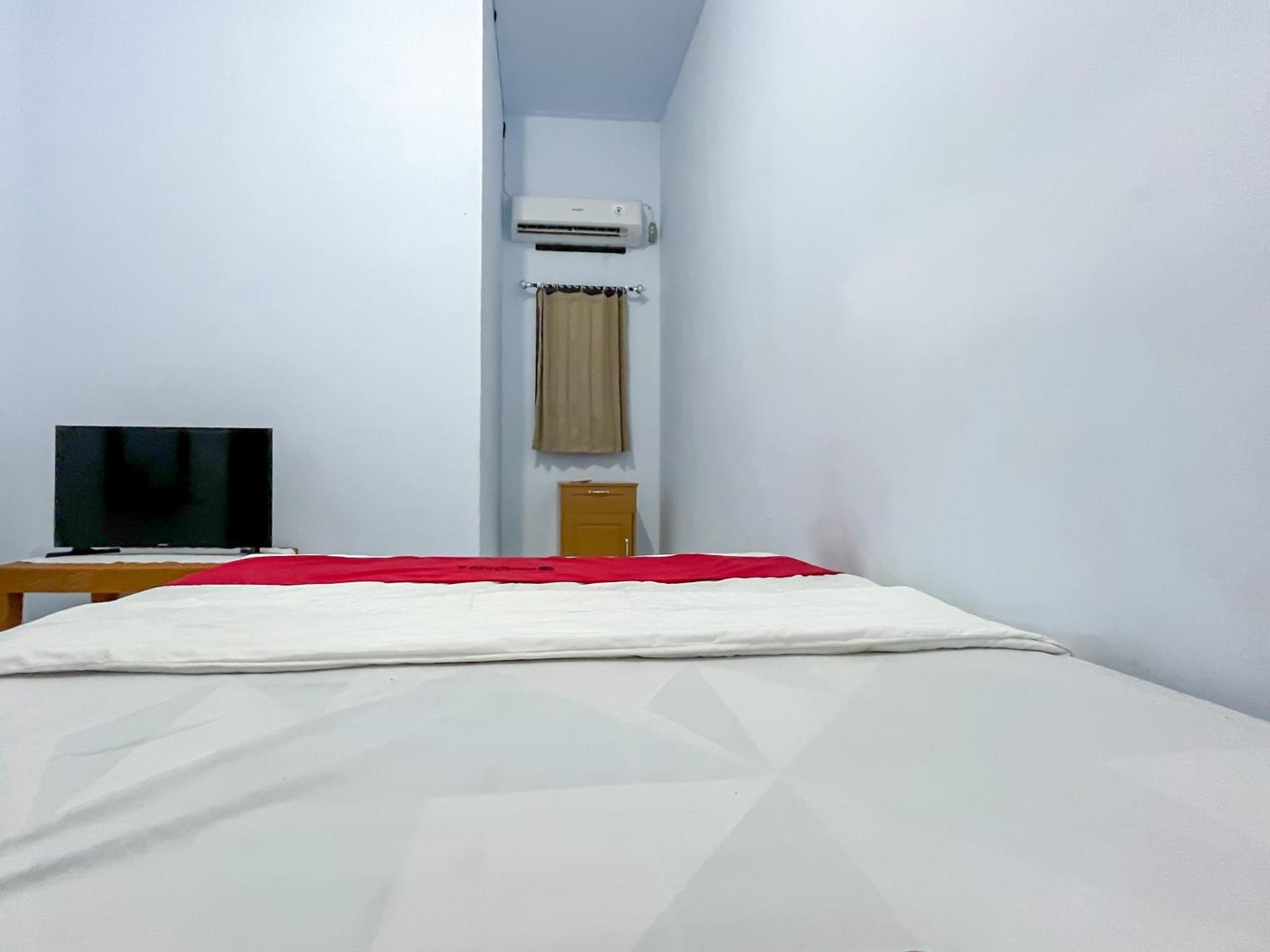 Reddoorz Syariah At Home Ampana Guest House Ampana Kota Exterior photo