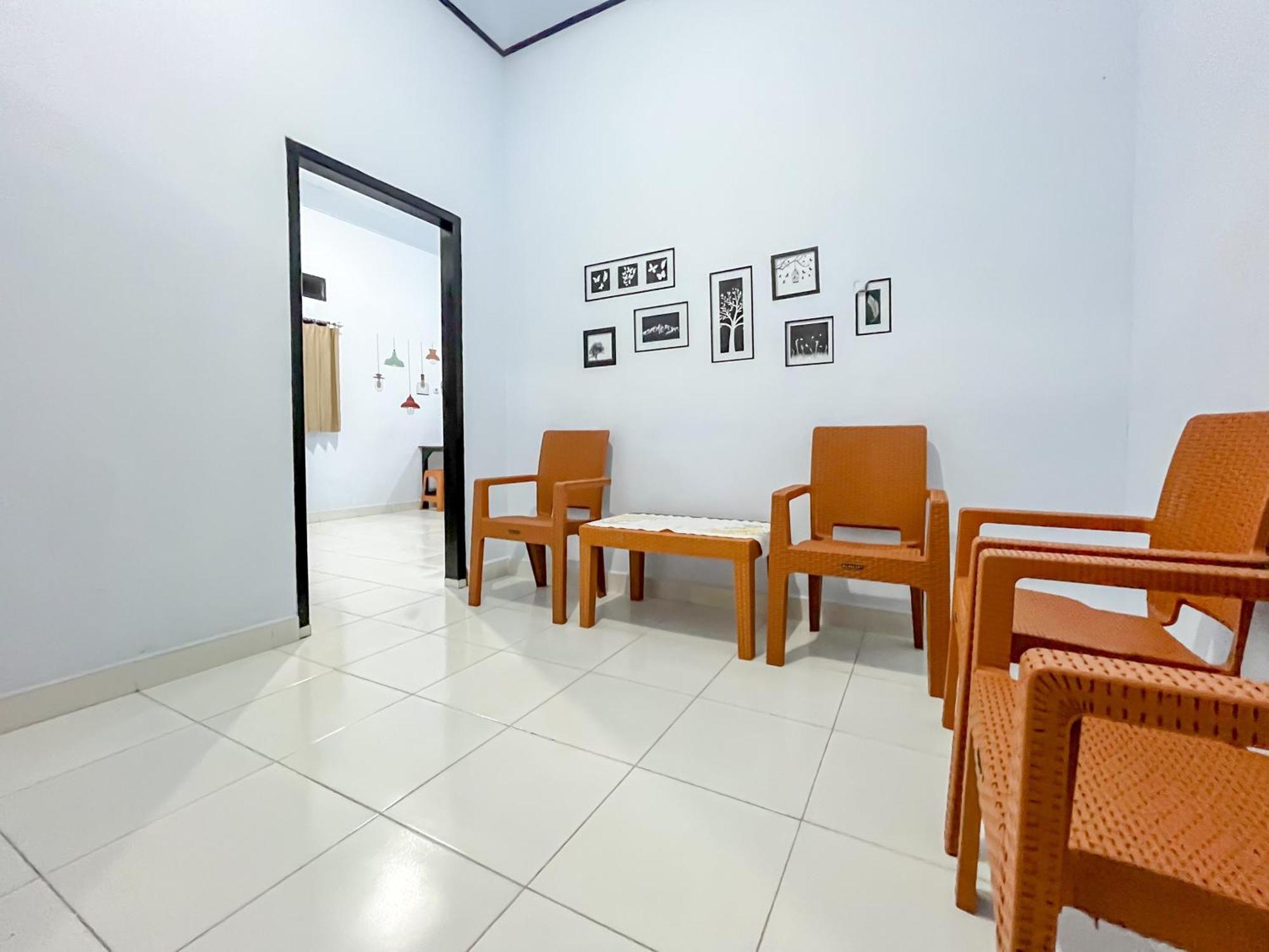 Reddoorz Syariah At Home Ampana Guest House Ampana Kota Exterior photo