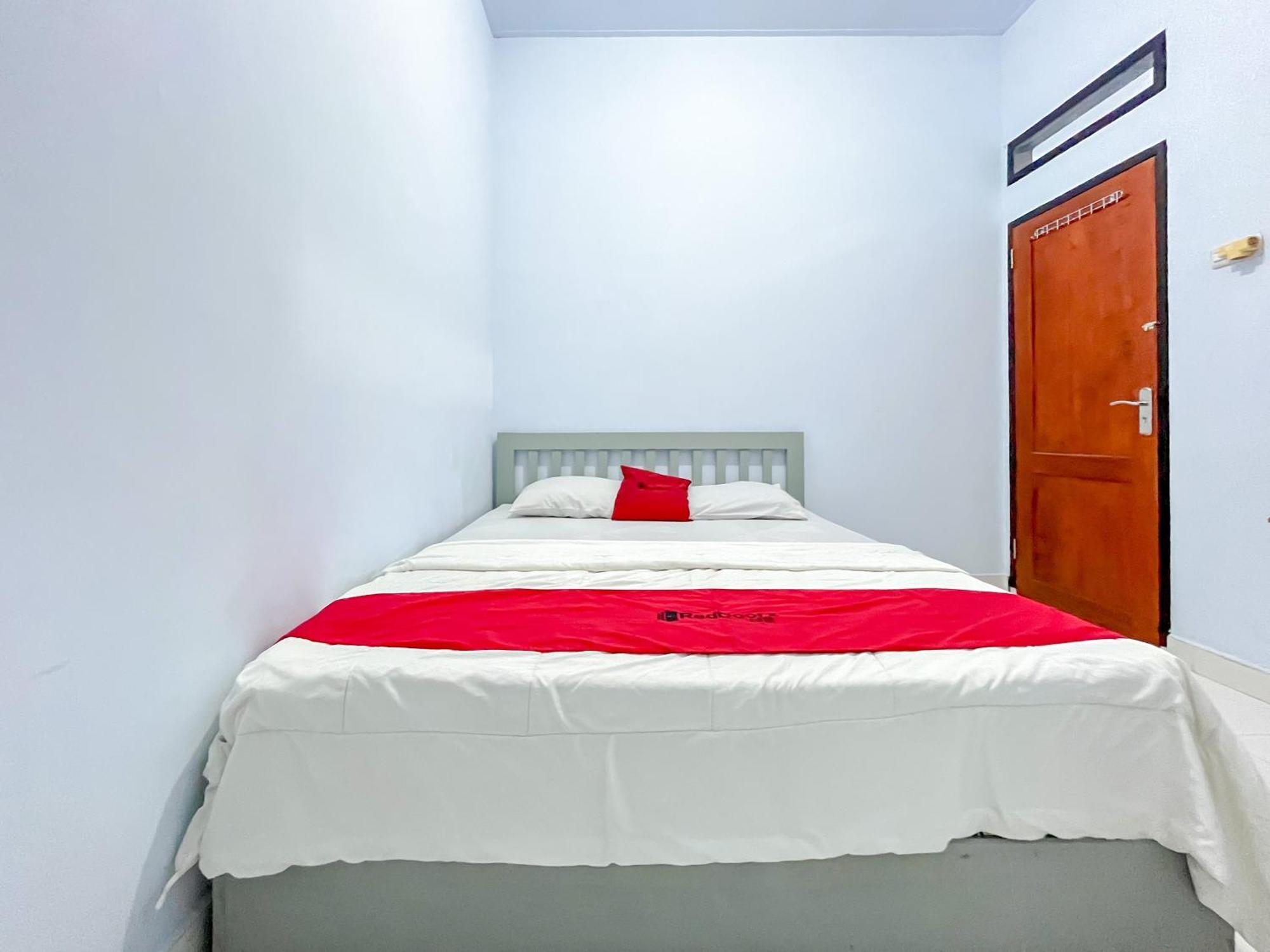 Reddoorz Syariah At Home Ampana Guest House Ampana Kota Exterior photo