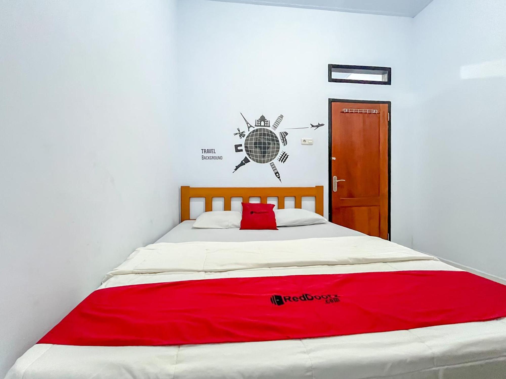 Reddoorz Syariah At Home Ampana Guest House Ampana Kota Exterior photo