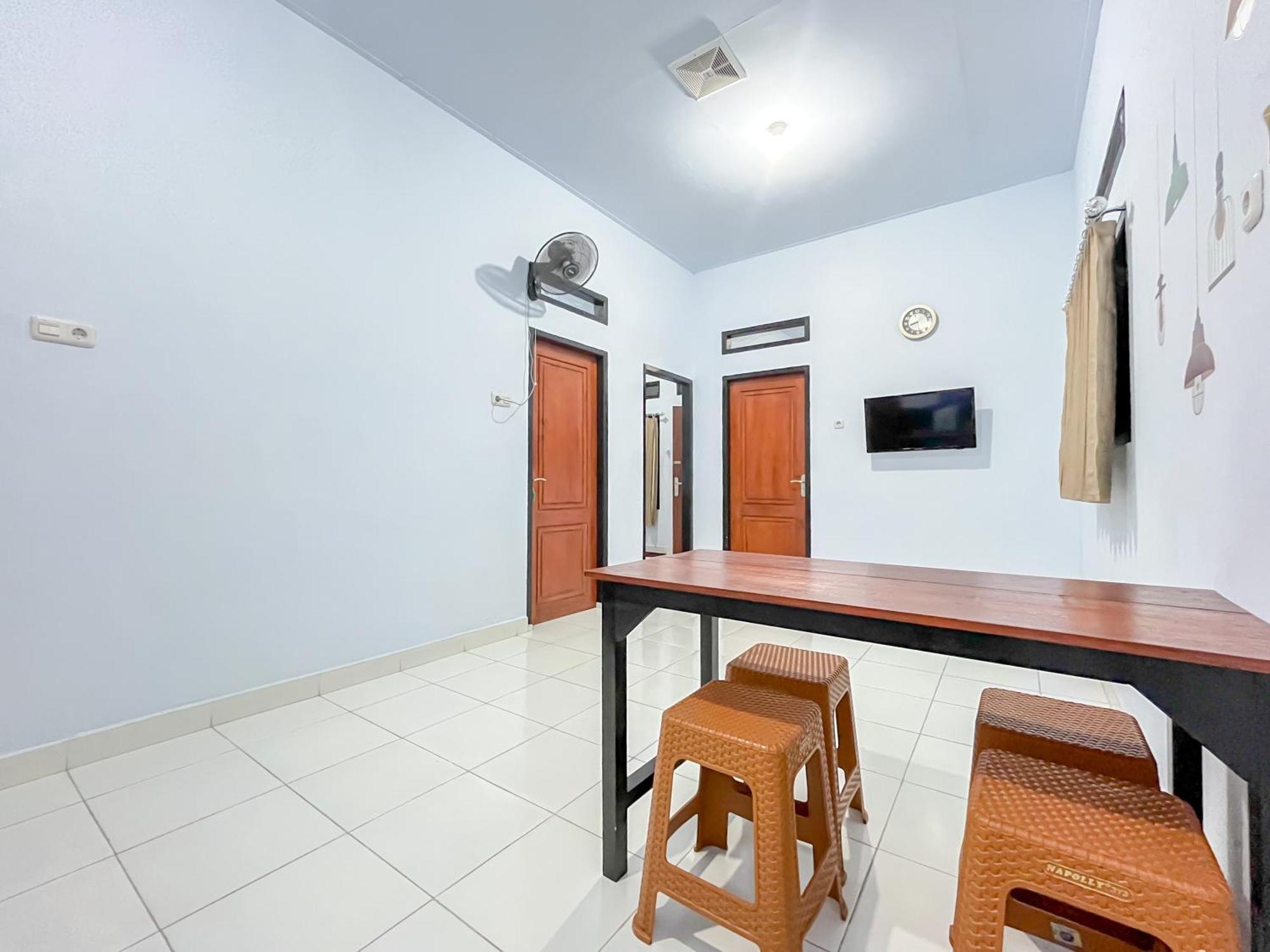 Reddoorz Syariah At Home Ampana Guest House Ampana Kota Exterior photo
