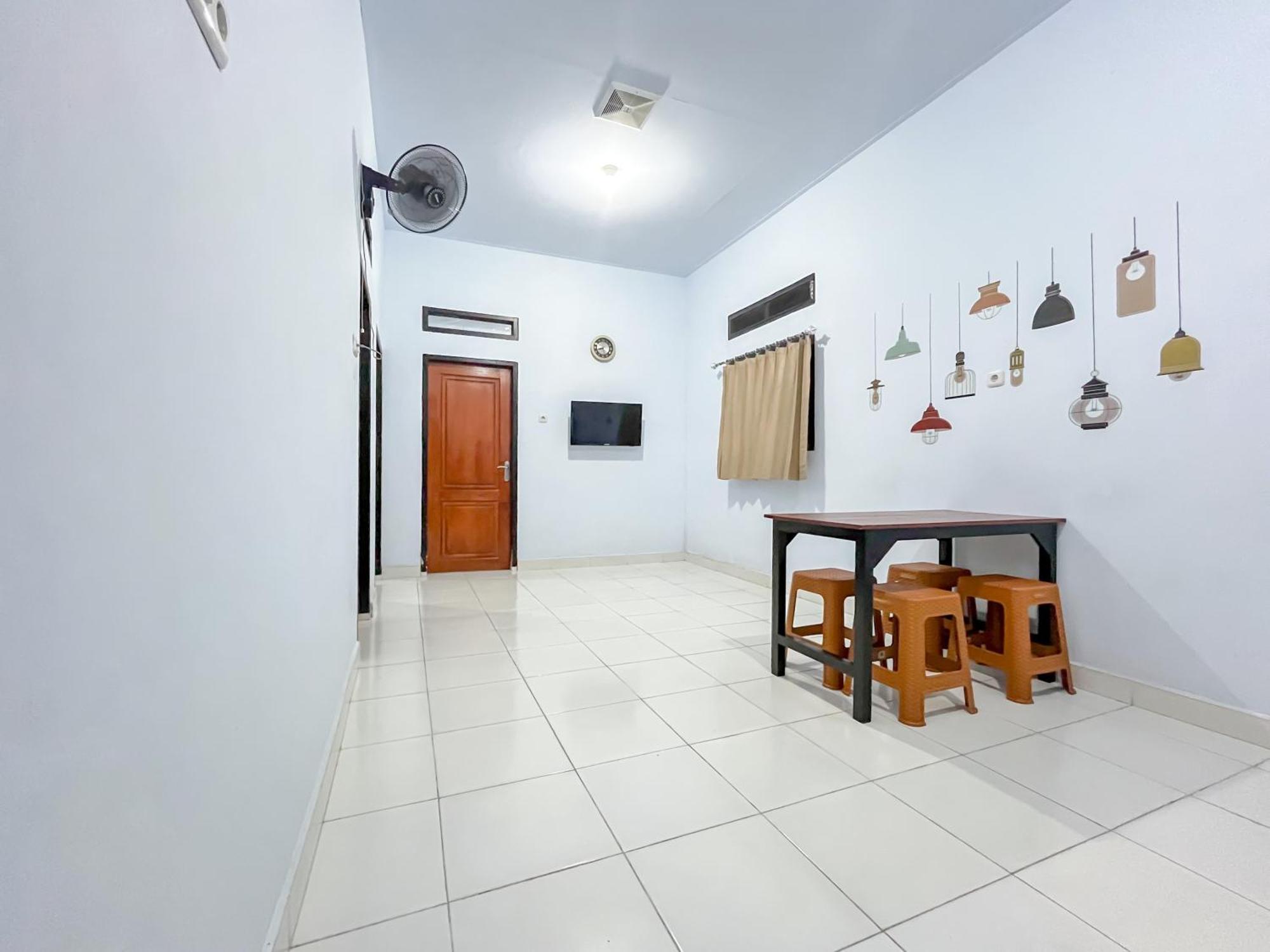 Reddoorz Syariah At Home Ampana Guest House Ampana Kota Exterior photo