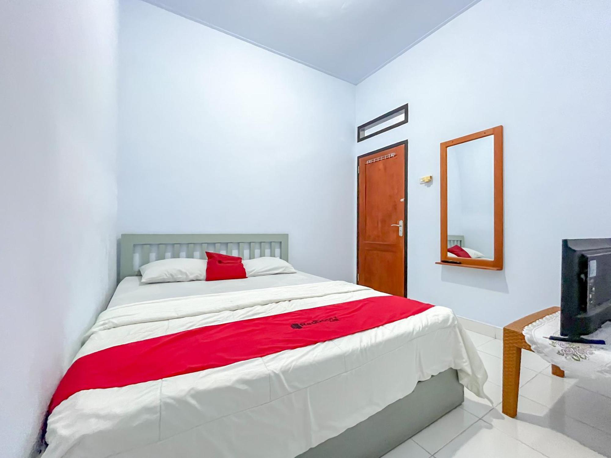 Reddoorz Syariah At Home Ampana Guest House Ampana Kota Exterior photo