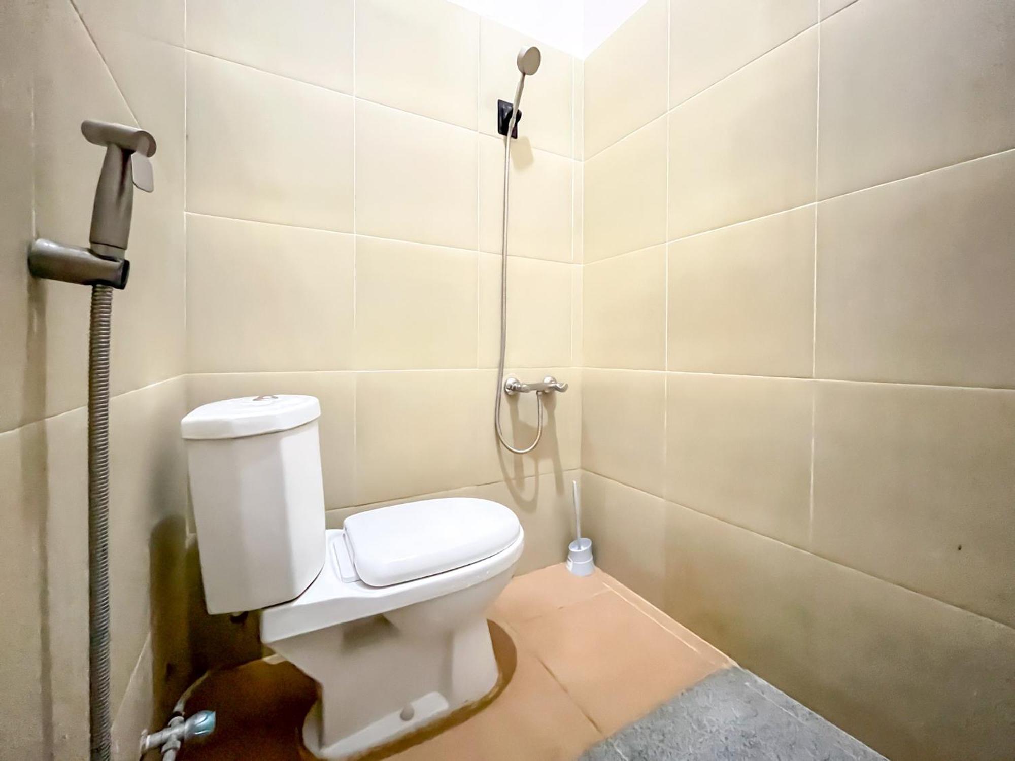 Reddoorz Syariah At Home Ampana Guest House Ampana Kota Exterior photo
