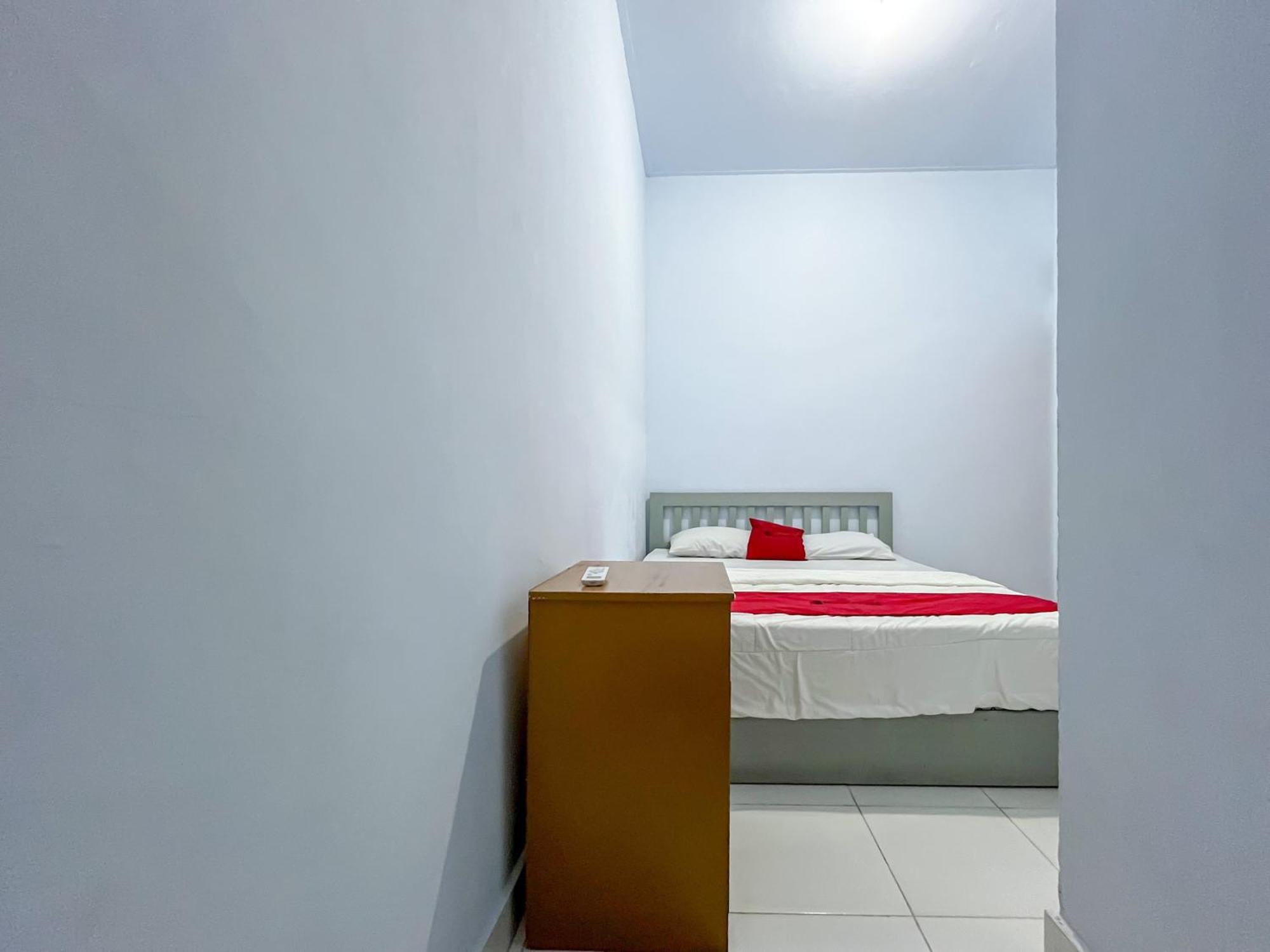 Reddoorz Syariah At Home Ampana Guest House Ampana Kota Exterior photo