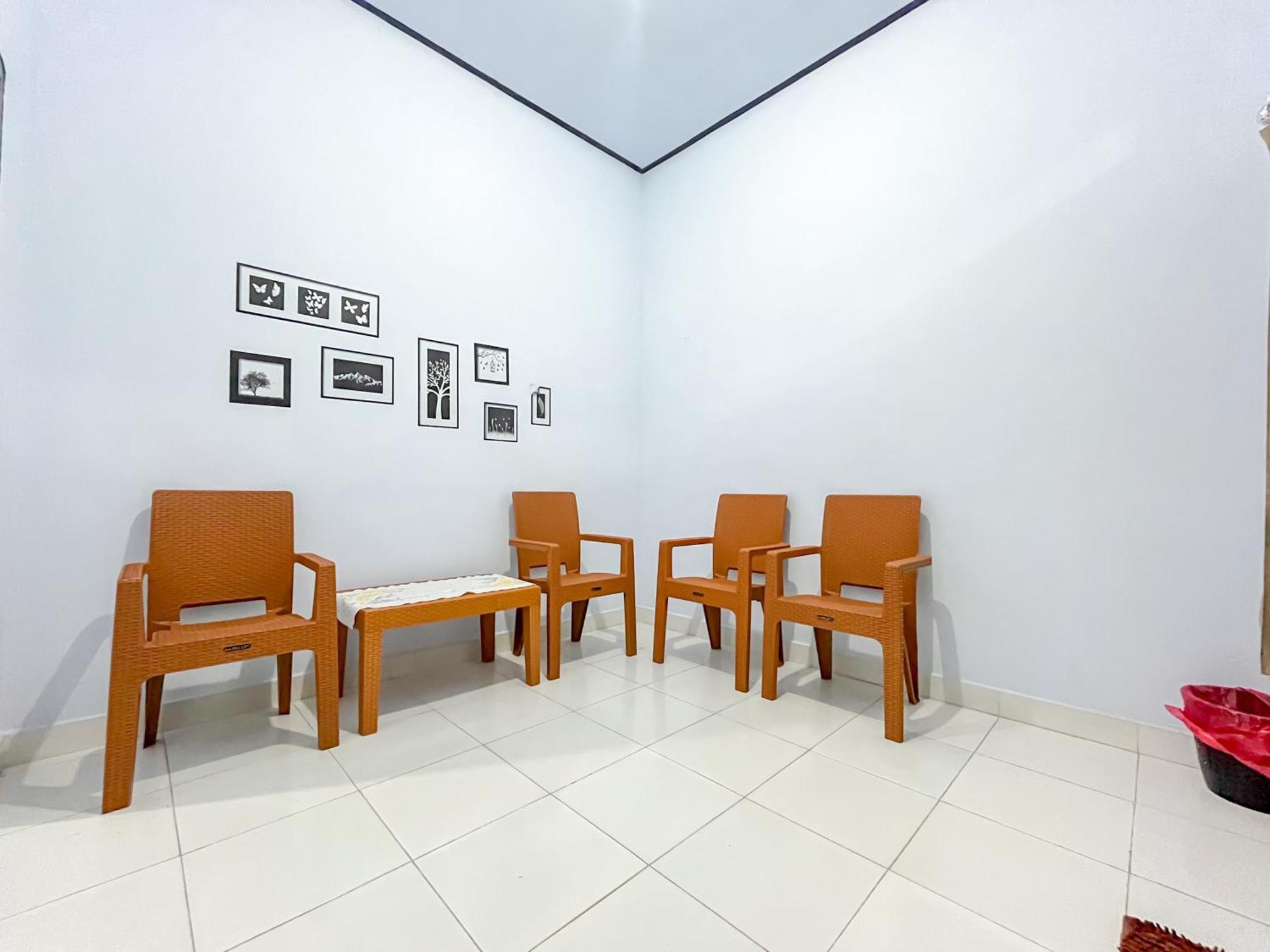 Reddoorz Syariah At Home Ampana Guest House Ampana Kota Exterior photo