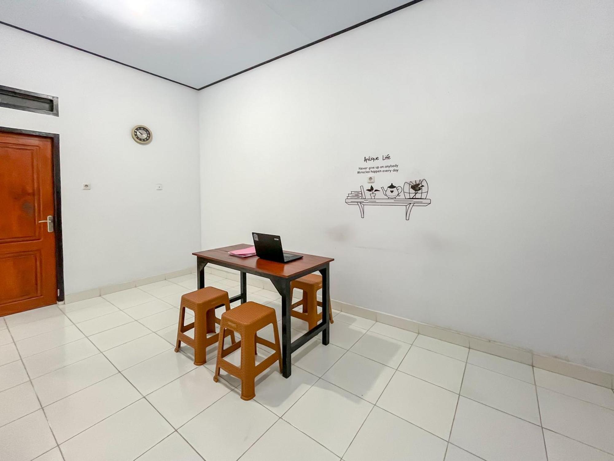 Reddoorz Syariah At Home Ampana Guest House Ampana Kota Exterior photo