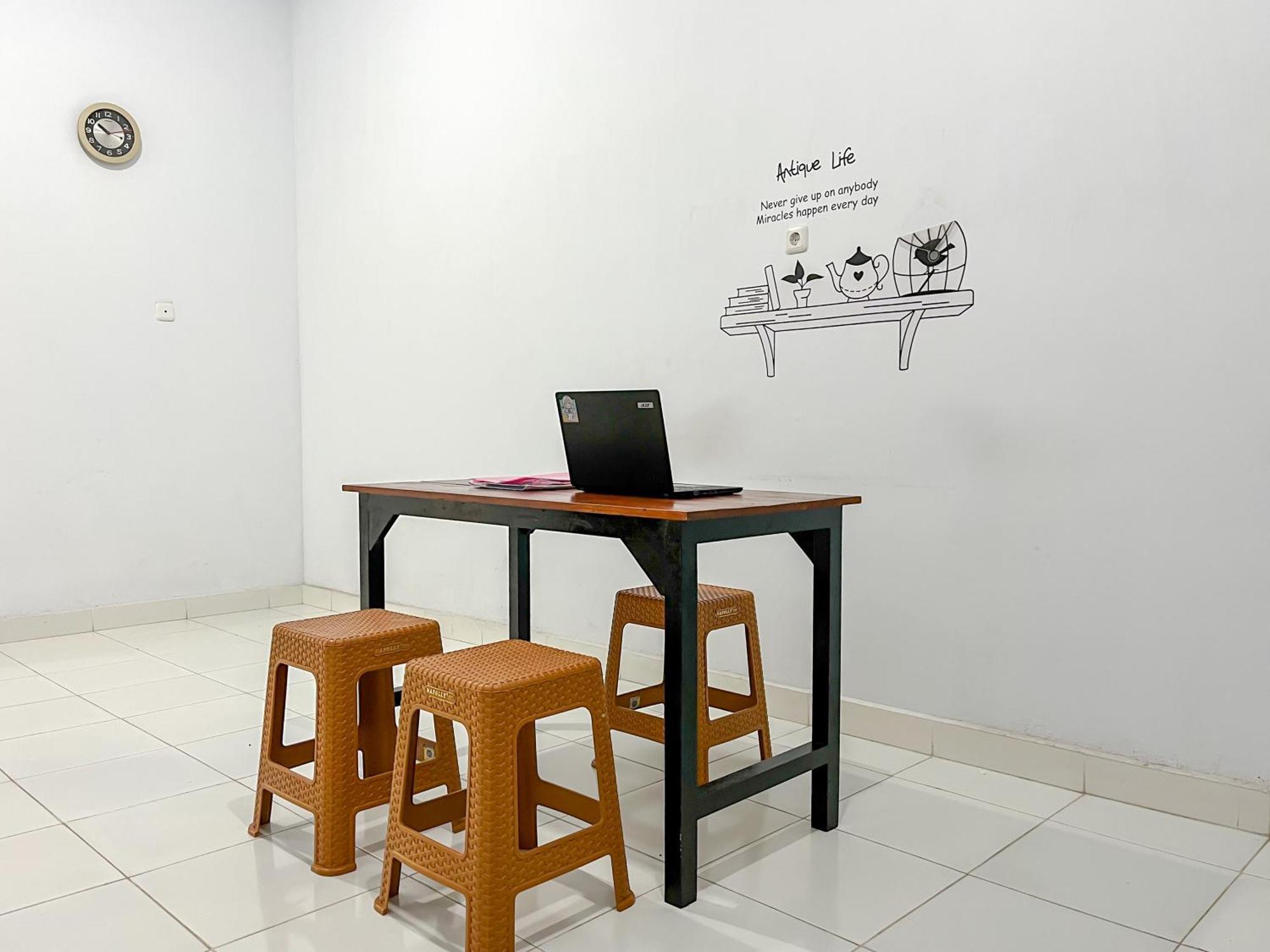 Reddoorz Syariah At Home Ampana Guest House Ampana Kota Exterior photo