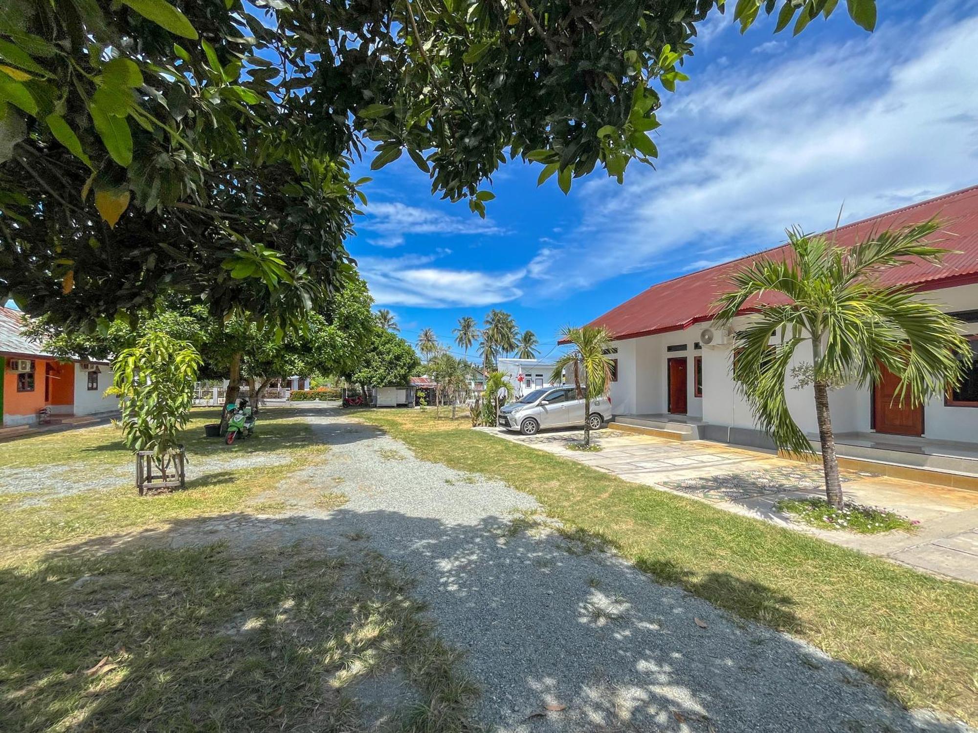 Reddoorz Syariah At Home Ampana Guest House Ampana Kota Exterior photo