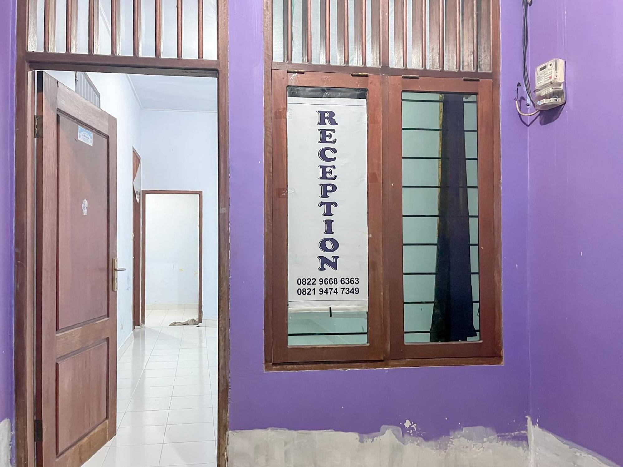 Reddoorz Syariah At Home Ampana Guest House Ampana Kota Exterior photo