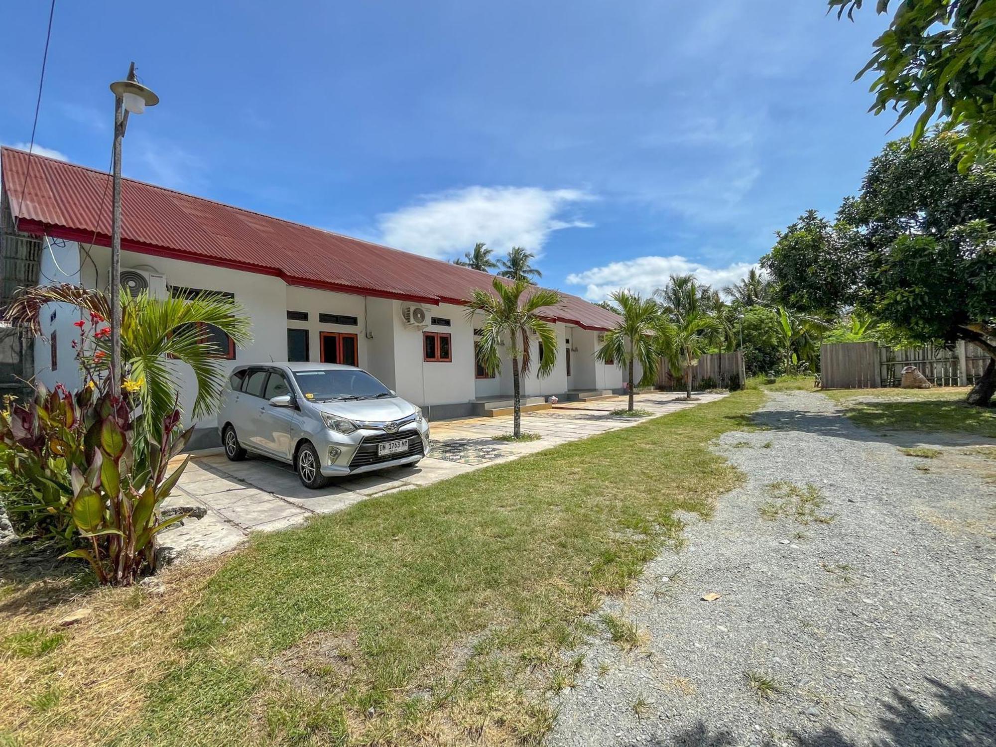 Reddoorz Syariah At Home Ampana Guest House Ampana Kota Exterior photo