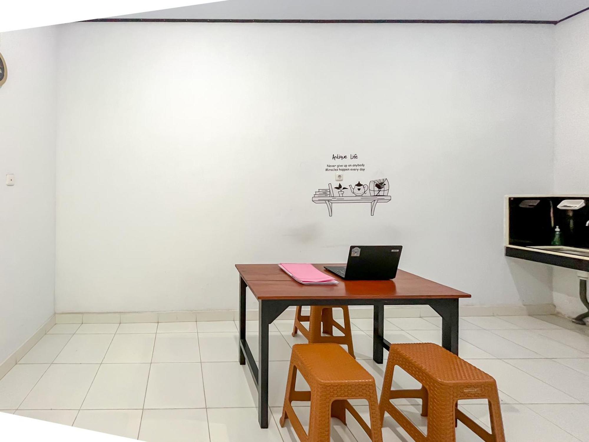 Reddoorz Syariah At Home Ampana Guest House Ampana Kota Exterior photo