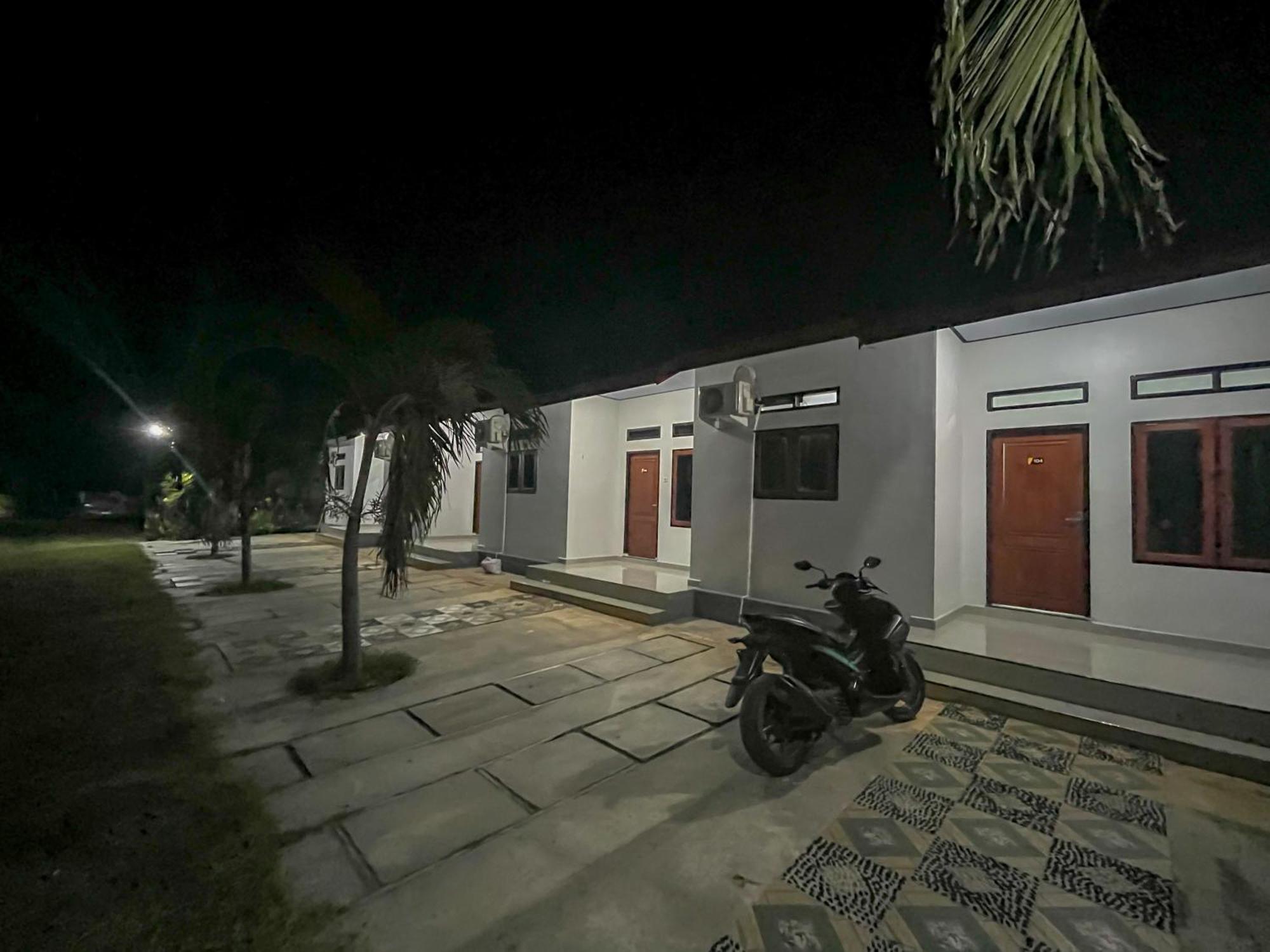 Reddoorz Syariah At Home Ampana Guest House Ampana Kota Exterior photo