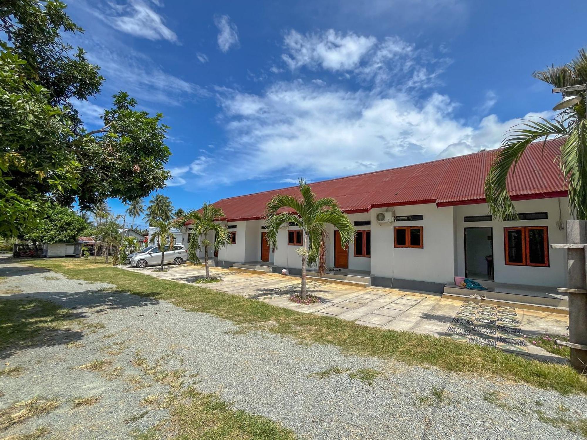 Reddoorz Syariah At Home Ampana Guest House Ampana Kota Exterior photo